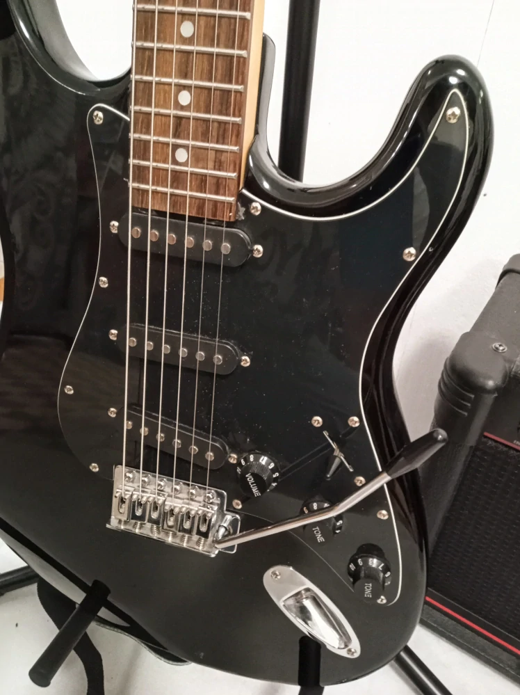 Kytara typu Strat s kombem 15w