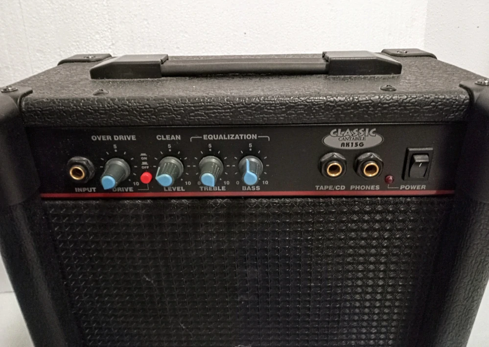 Kytara typu Strat s kombem 15w